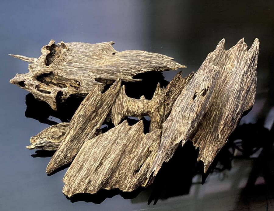 沉香片：沉香片通常用於香爐中燃燒或作為裝飾品。燃燒時會釋放出高雅的香氣，淨化空氣並營造出舒適的氛圍。