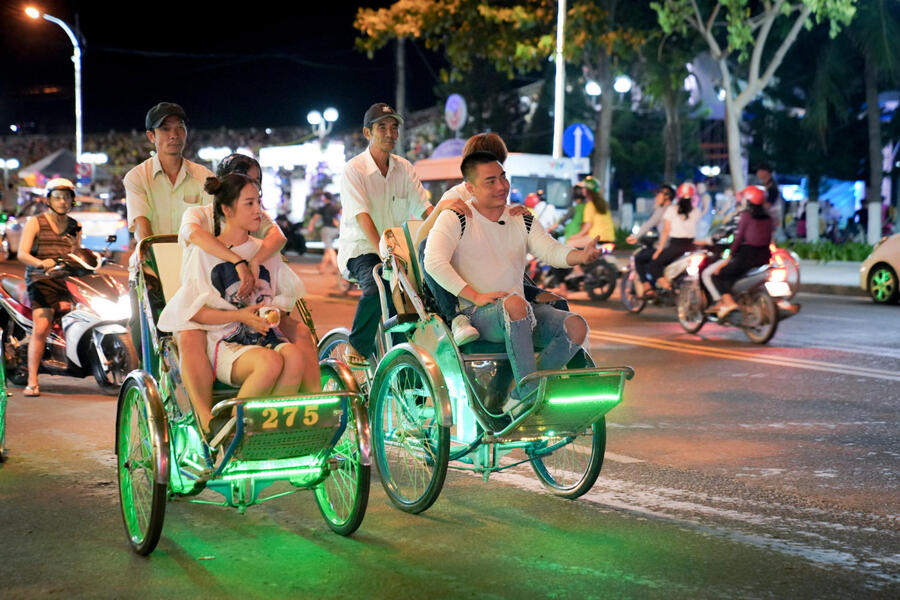 三輪車和電動車 - 獨特的芽莊 越南體驗