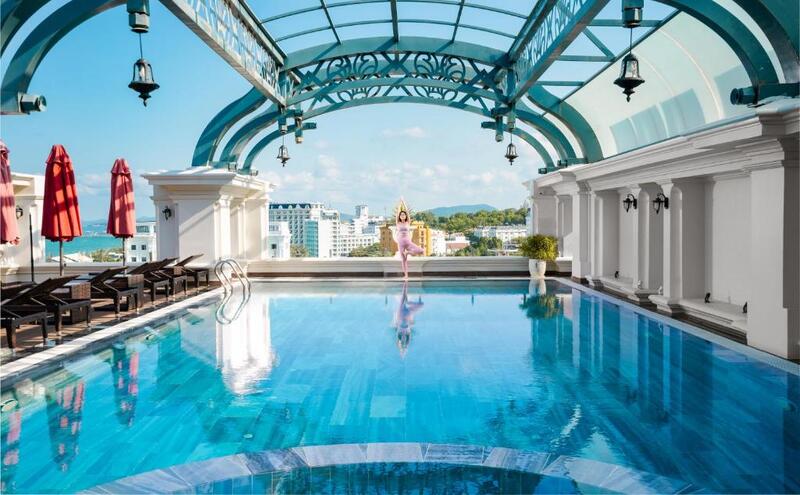 AVS Hotel Phu Quoc 位於富國，距離長灘（Long Beach） 200 公尺，有餐廳、免費私人停車位和酒吧。這間 4 星級飯店提供客房服務、24 小時接待櫃檯和 WiFi（免費）。這間住宿的部分房間有市景陽台。