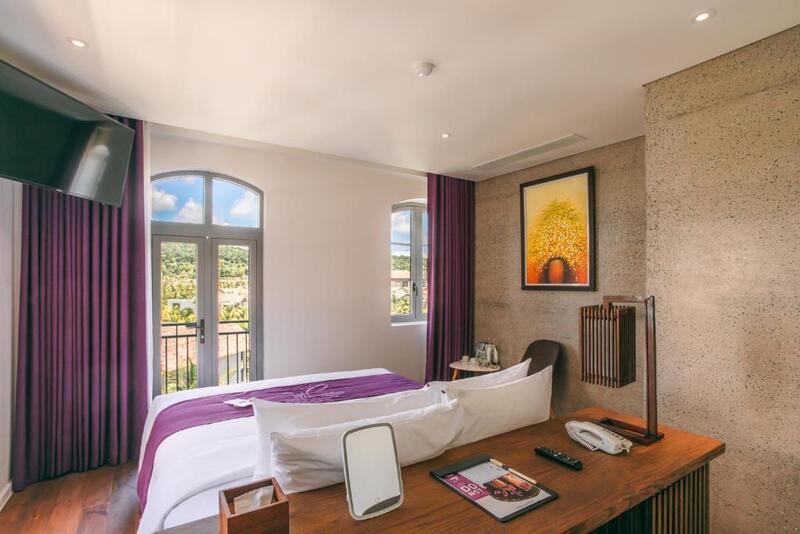 JM Boutique Hotel 為住客提供空調客房。所有房型均有書桌、電熱水壺、冰箱、迷你吧、保險箱、平面電視以及附淋浴設施的私人衛浴。這間住宿的每間客房都有寢具和毛巾。