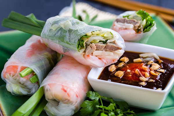 濱城市場夜市的美食：Gỏi cuốn