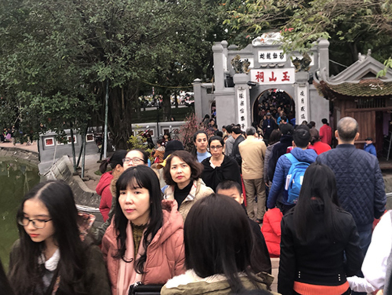 在玉山寺，參拜者可以參加多種祭祀儀式。祭祀儀式通常包括獻花、燒香、獻上祭品等，旨在表達對神明的尊敬與祈願。
