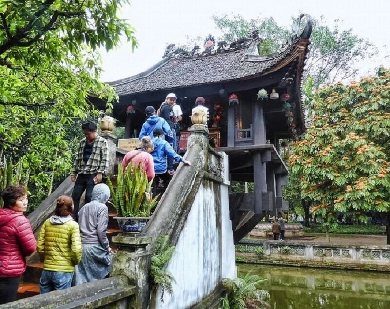 一柱寺是佛教聖地，建議穿著莊重、得體。避免穿著暴露或過於休閒的服飾，以表達對佛教信仰的尊重。