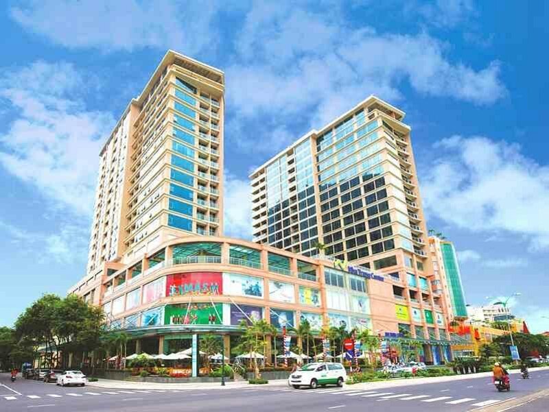 除了傳統市場，芽莊還擁有現代化的購物中心，如 芽莊中心 (Nha Trang Center)和Vincom Plaza，這些場所為台北遊客提供了更多元化的購物選擇，涵蓋了國際品牌和越南本土品牌。