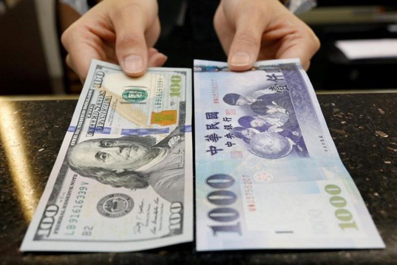 當您與旅行團一起出行時,可以請導遊協助兌換貨幣。雖然這種方式可能無法提供最佳匯率,但通常還是比機場的匯率要好。此外,這也讓您免去了自己去尋找和比較兌換地點的麻煩。