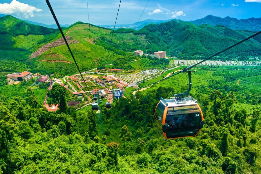 這是一個旅客較少的季節，非常適合想要遠離喧囂的人。在冬季，您可以享受寧靜的氛圍，探索被薄霧籠罩的山林和古典建築，彷彿置身於童話世界。
