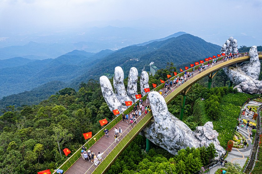 巴拿山的纜車是封閉式設計，讓您在安全的情況下享受美景