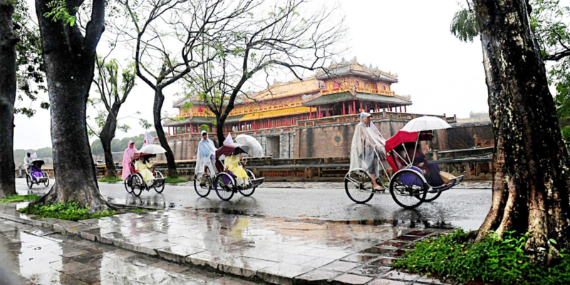 在這個季節，您可以參觀安定宮、天安山等地，或在東巴市場品嚐街邊燒烤的美味。