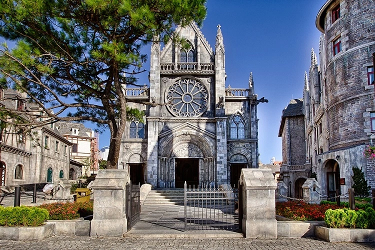 聖丹尼斯教堂（Nhà Thờ St. Denis）