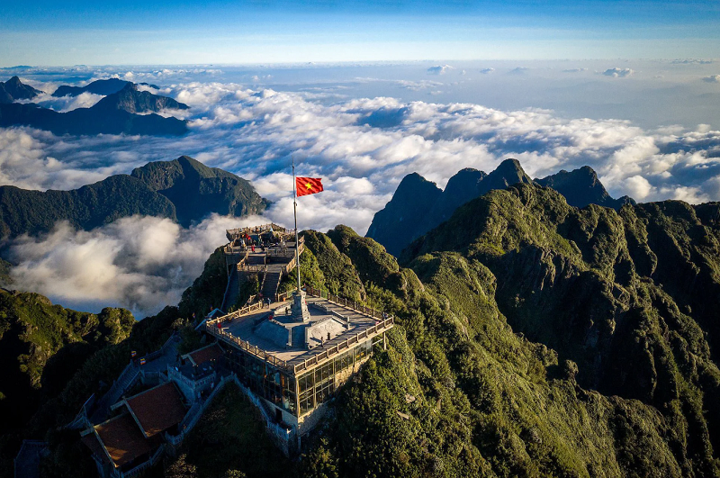 若想拍攝出最壯觀的風景，建議選擇 清晨或黃昏，此時陽光透過雲層灑落，為山巒披上一層金色光輝，構成如詩如畫的仙境美景。