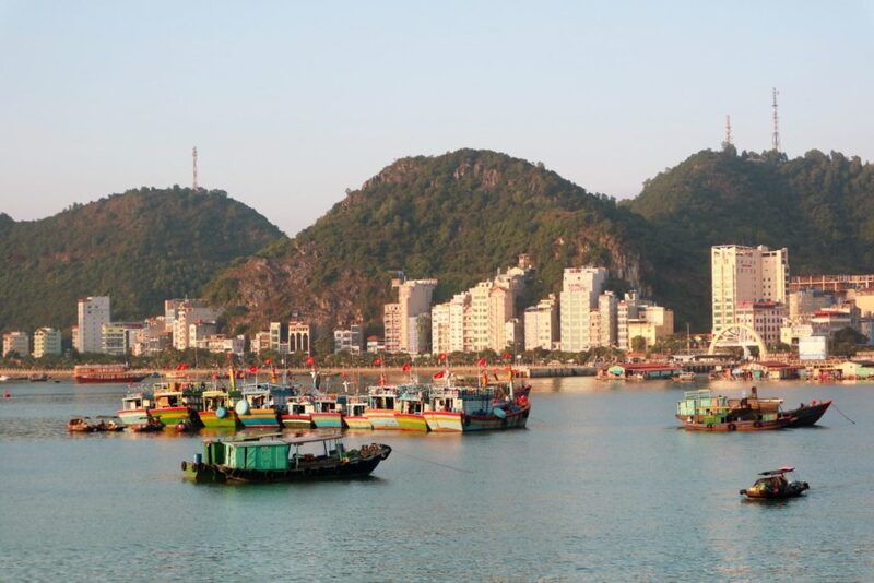 在浮動的貨船上唱卡拉OK