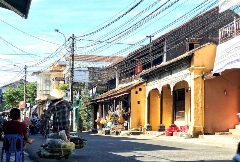 這裡的建築風格獨特，古老的木屋、低矮的瓦屋頂，是昔日街道的典型特色，與20世紀的兩層樓現代建築交織並存。