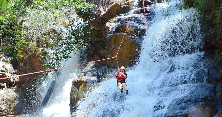 瀑布繩索攀降(Canyoning) – 征服自然的極限挑戰
