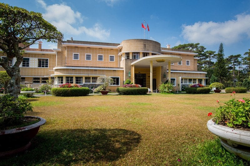 此外,部分旅遊公司或當地導遊提供導覽服務,讓遊客能夠更深入了解保大皇帝的故事、皇室生活及大叻的歷史背景,如果對歷史文化有興趣,不妨選擇這類導覽行程。