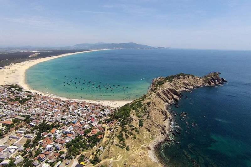 來到關嵐島，除了可以盡情沉浸在清涼的海水中，遊客還能悠閒漫步，享受陽光與海風交織的寬廣空間，感受大海獨有的鹹鹹氣息