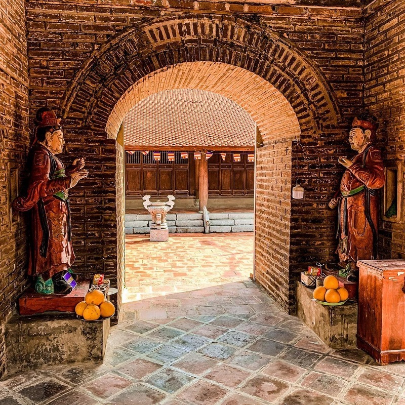 在油寺庭院後方，有一片清澈的小湖，周圍環境寬敞開闊，空氣清新。