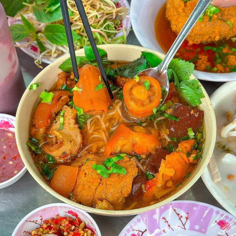 越南螃蟹粉是越南美食中最具多樣性和易食的粉類之一。 