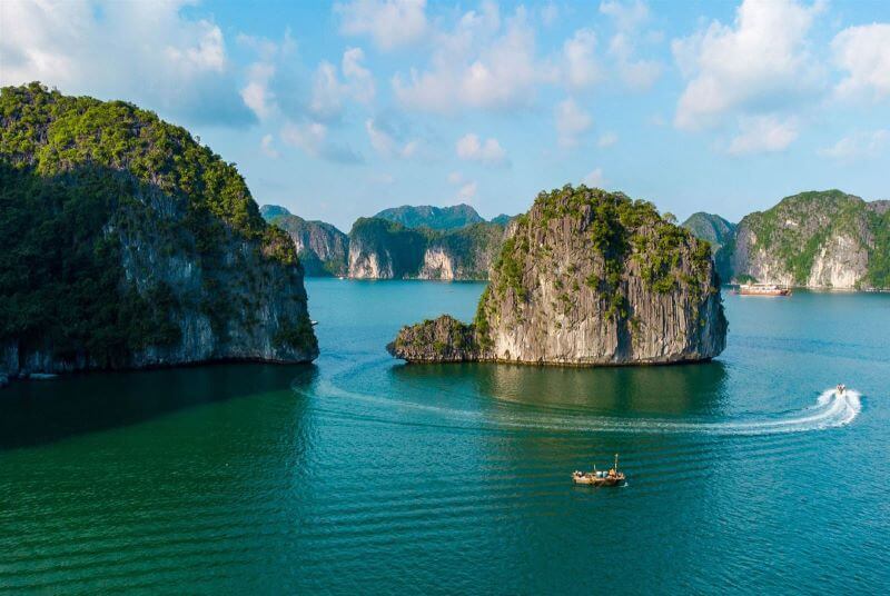 蘭夏灣上的龜山全景
