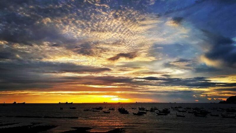 前灘染上夕陽的紅色