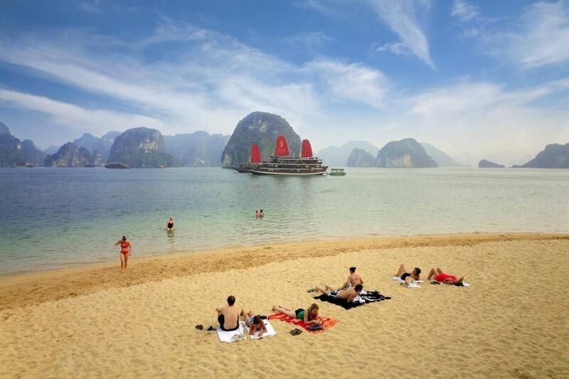  雖然海灘面積不大，但自然風光優美，如畫一般動人。
