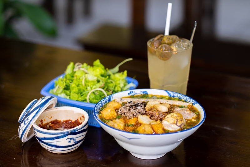 蟹膏口感細緻、香濃，入口即化，為蟹湯米線增添了獨特的魅力。