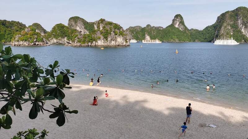  四季海水清澈透明，潔白沙灘因每日潮起潮落而被沖刷得乾乾淨淨。