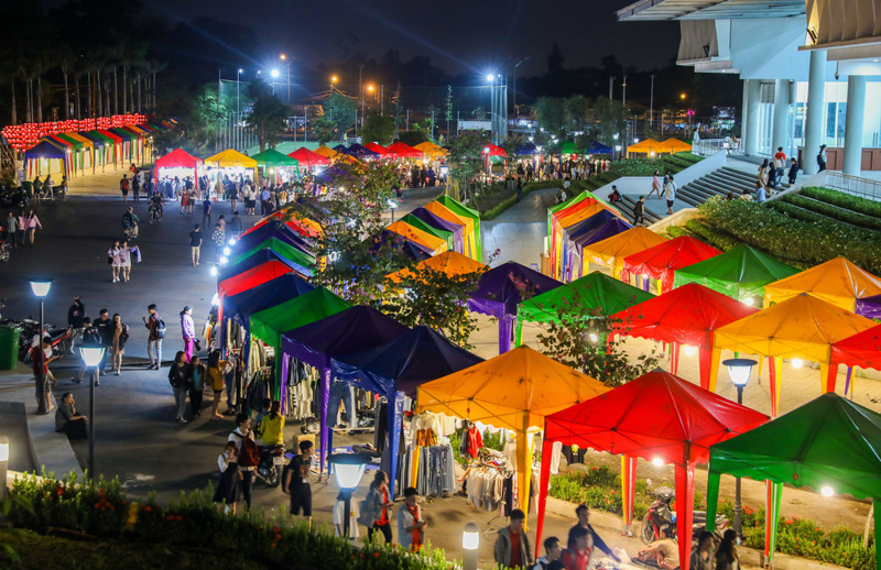 胡志明市夜市熱鬧非凡，充滿活力
