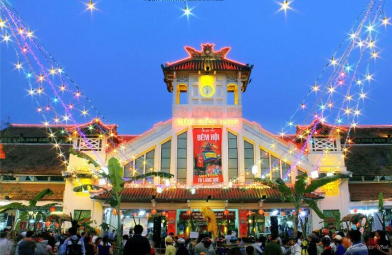 夜晚的平西夜市燈火通明
