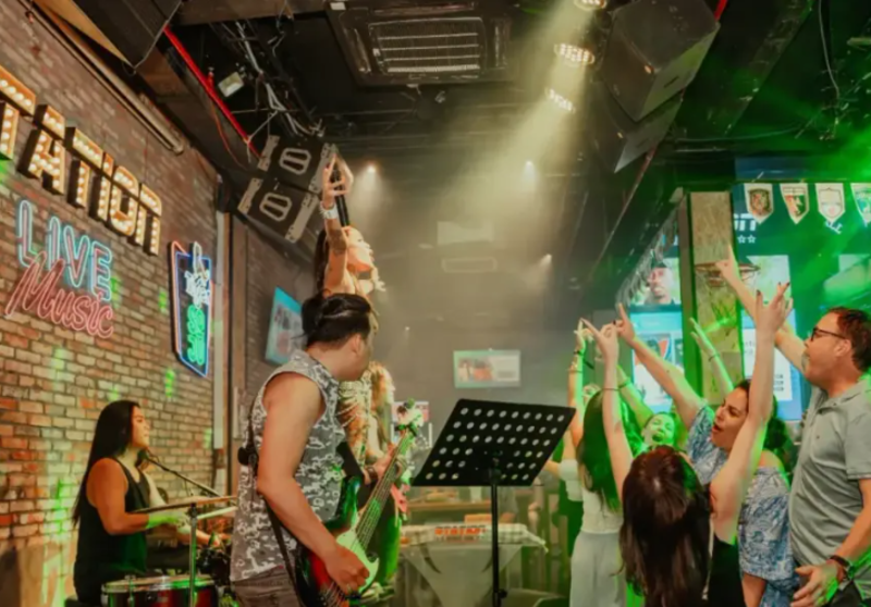 裴遠街酒吧裡總有充滿熱情的搖滾樂手，營造出獨一無二的氛圍