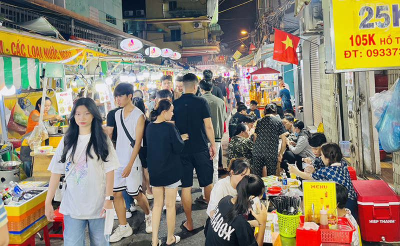 胡氏紀夜市的美食區人潮洶湧，通道擠得水洩不通