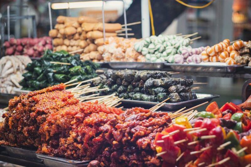胡志明市夜市提供許多現場烹調的美味佳餚