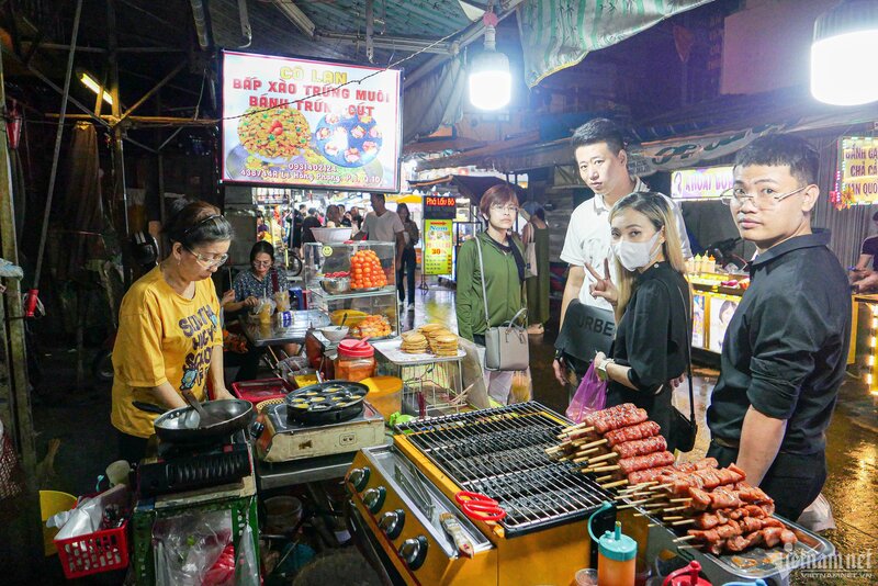 只需10萬越盾，你就可以在胡志明市夜市品嚐到許多當地特色美食