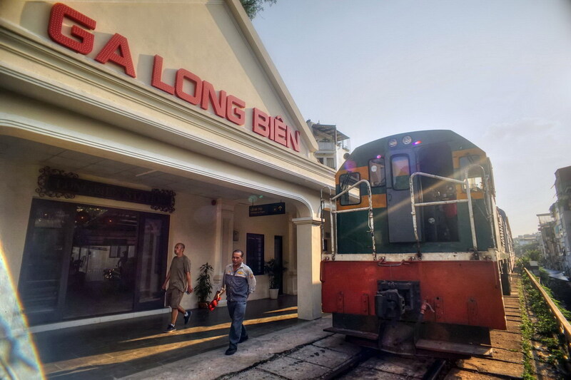 自1902年開始運營，龍邊火車站又被稱為「橋頭站」，因為它距離龍邊橋僅幾公尺之遙。