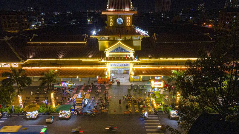 胡志明市夜市總是熱情地歡迎來自四面八方的遊客