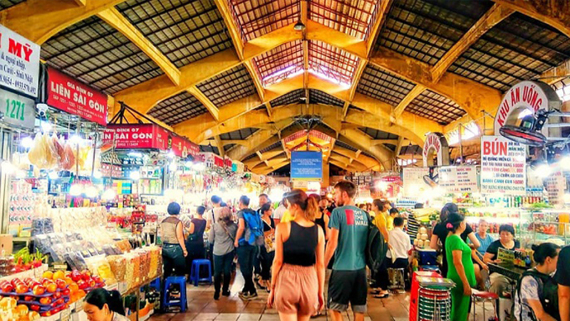 濱城市場熱鬧非凡，販售各式商品，如服飾、紀念品、手工藝品、生鮮食品、海鮮、香料等