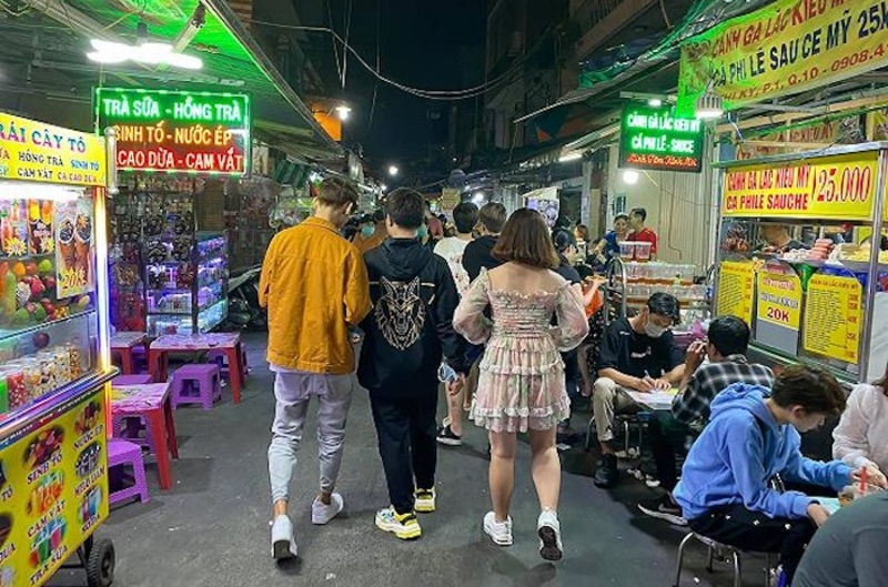 夜市展現了熱鬧、多樣且繽紛的氛圍