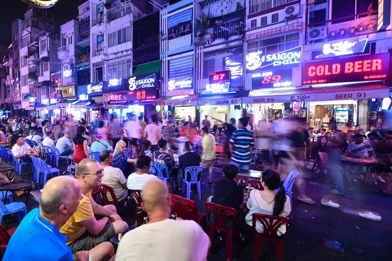 即使深夜，裴遠步行街的人潮依然熙來攘往