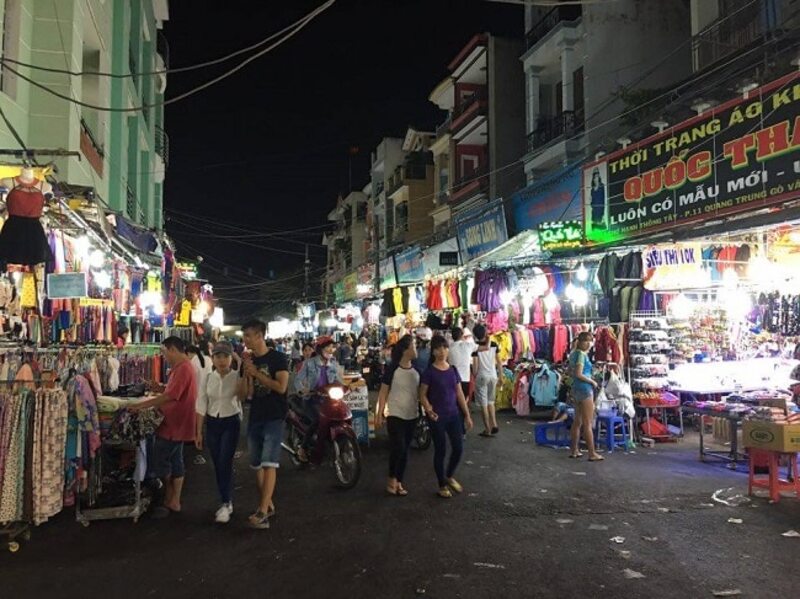 幸通西夜市是西貢年輕人購買時尚服飾的天堂
