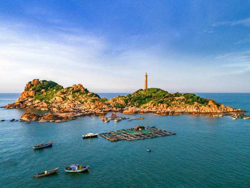 雞牙燈塔座落於遼闊的海洋之中