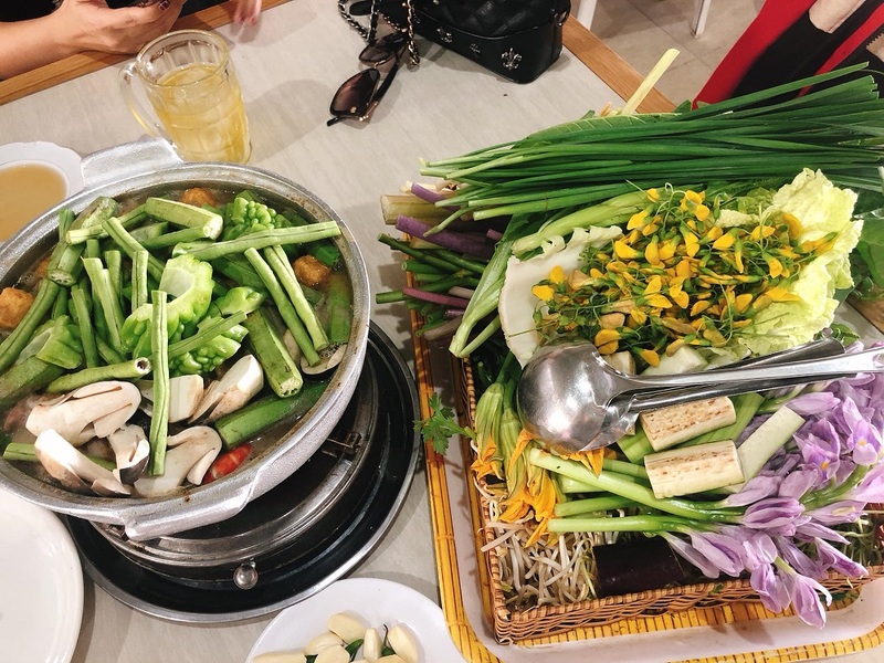 一定要嘗試的當地美食之一就是「芹苴魚醬火鍋」。