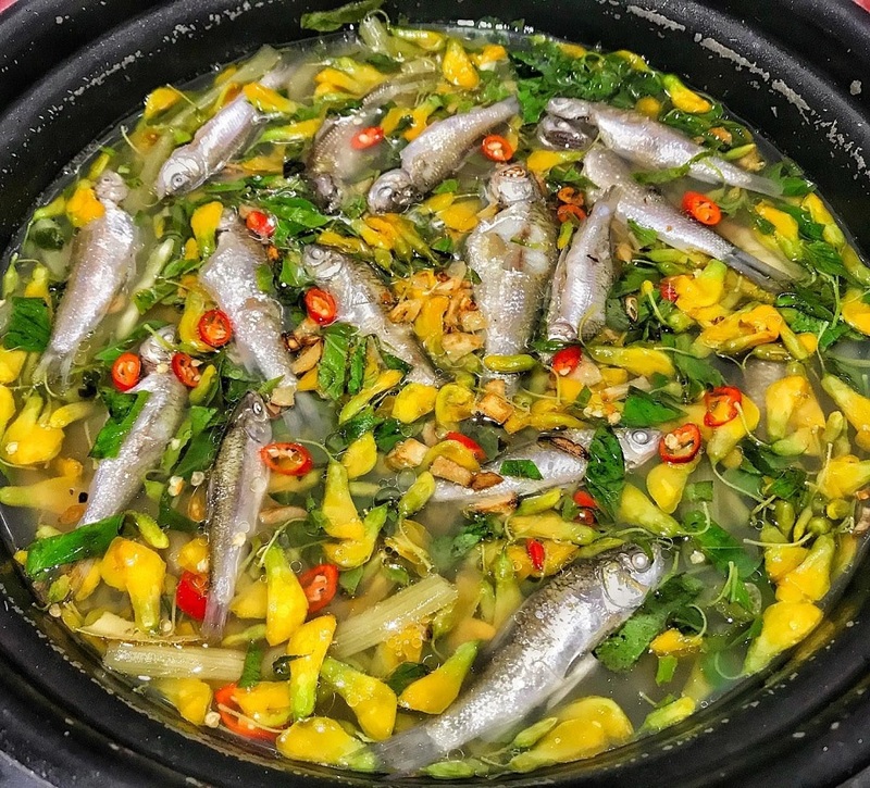 魚火鍋香氣撲鼻，搭配黃花菜（黃槿花）一起吃，美味無比。