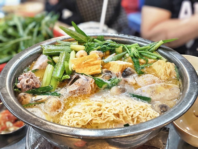 紅糟火鍋鴨，搭配豆腐與泡麵，是一道值得一試的佳餚。