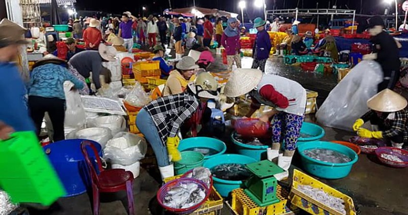 賣家將魚類分類、陳列，方便買家挑選