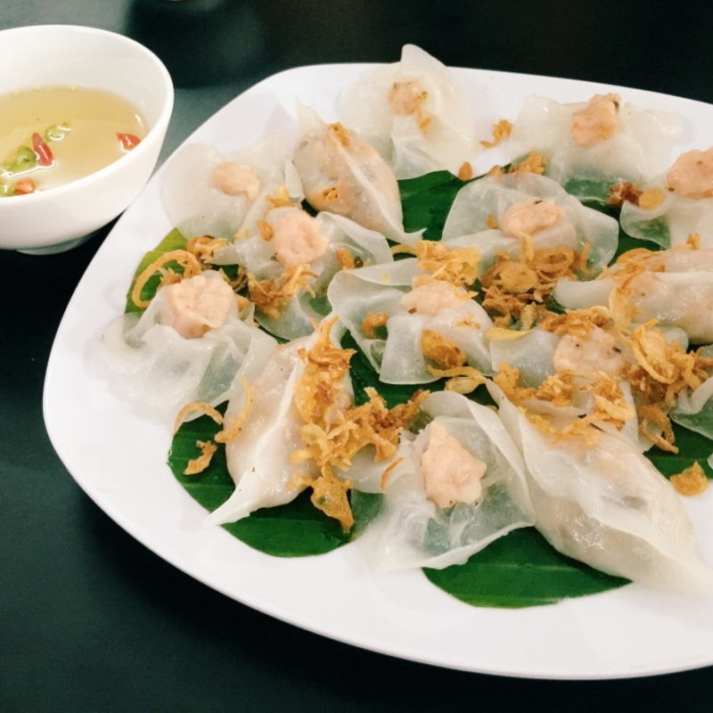 白玫瑰餃是會安夜宵中常搭配油蔥酥與蒜辣魚露一起享用的料理。