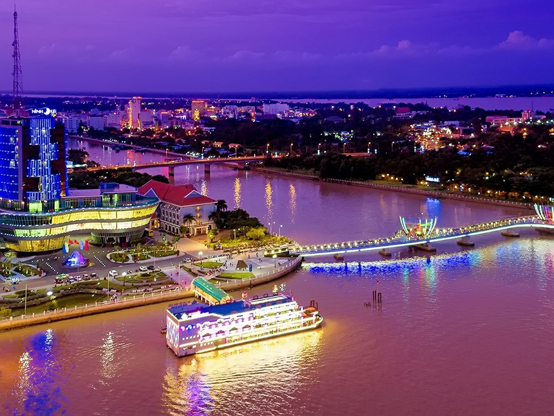 Ninh Kiều 碼頭距離芹苴夜市僅數百公尺,步行即可輕鬆抵達。
