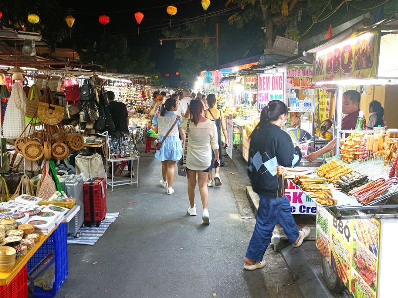 來到公主玉華夜市，您將品嚐到無數美食並挑選到獨特的紀念品