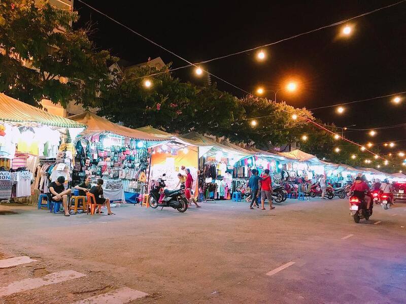 在 Ninh Kiều 碼頭夜市，有許多平價衣服與鞋子攤位，讓你盡情挑選。