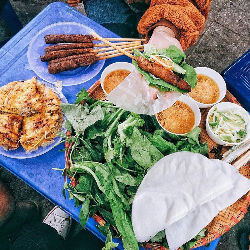 烤肉串（Nem Lụi）是會安美食文化中的亮眼招牌