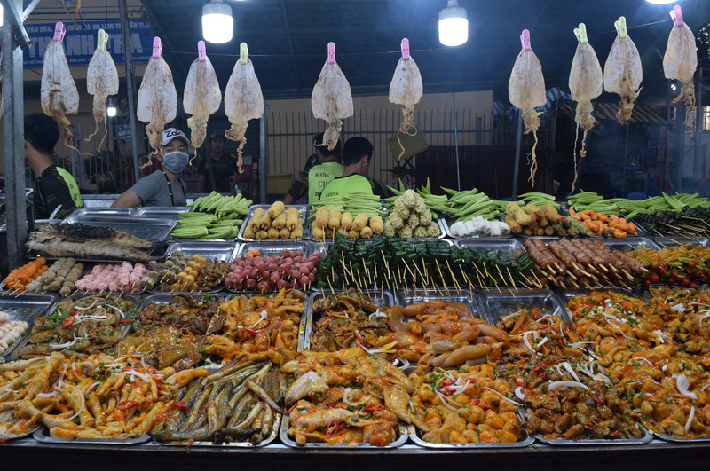 Ninh Kiều 夜市的海鮮與熟食選擇豐富，食材新鮮可口。