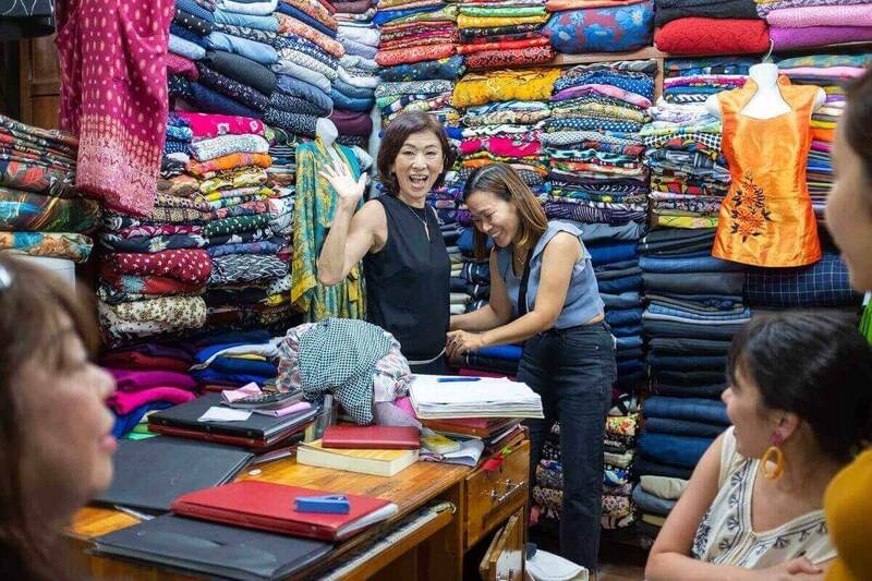 在會安行程中，你也可以體驗訂做越南傳統奧黛的服裝店